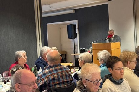 Weihnachtsfeier VdK 2025 Gäste 1 Weihnachtsfeier VdK 2025 Gäste 1 sitzend am Tisch