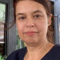 Junge Frau mit dunklen Haaren