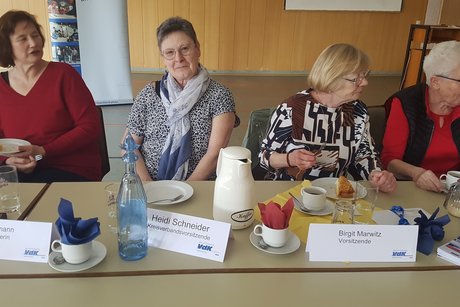 Mitglieder des Vorstandes und die Kreisverbandsvorsitzende Heidi Schneider