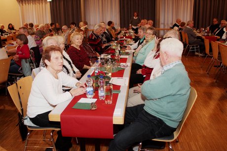 Potpourri an Eindrücken zur Weihnachtsfeier Gruppe Menschen sitzt zusammen und sprechen miteinander