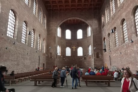 bei der Führung Frau Spitzley's in die Basilika, kam die phantastische Akkustik hervor. Sie sprach, ohne laut zu werden und der Schall verbreitete sich so, dass alle es hören konnten. Frau Spitzley referierte über die lange Zeit des Baues von den Anfängen bis in die frühe Vergangenheit. Beeindruckend, was damals alles mit der Basilika geschah.