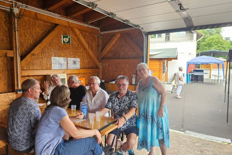 Gruppe sitzender Menschen
