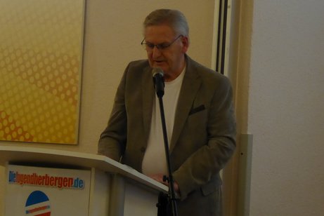 Ortsverbandsvorsitzender Heinz Ulrich bei seiner Rede auf der Mitgliederversammlung 2026