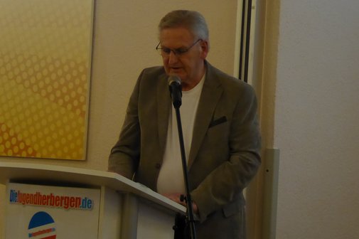 Ortsverbandsvorsitzender Heinz Ulrich bei seiner Rede auf der Mitgliederversammlung 2026