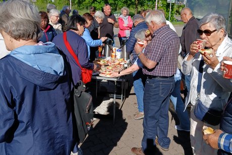 Frühstück am Bus Frühstück am Bus.