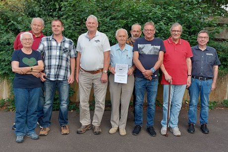 Das Foto zeigt die für langjährige Treue geehrten Mitglieder