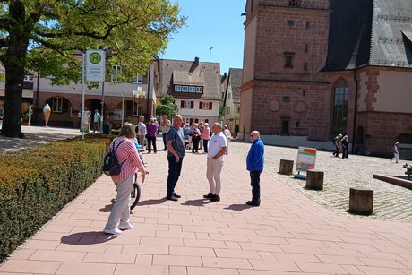 VdK'ler bei einer Stadtbege.hung.