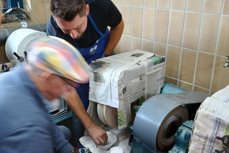 Hier wird ein Teilnehmer unserer Tagesfahrt zum Polieren des Edelstein mit einer kurzanleitung angelernt. Hier wird ein Teilnehmer unserer Tagesfahrt an der Polermaschine eingewiesen.