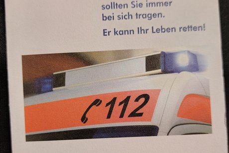 Die Vorderseite wird hier komplett gezeigt mit dem Text "Notfall-Ausweis" und einem Ausschnitt von einem Rettungsdienst-Fahrzeug sowie dem VdK-Logo.