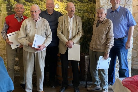 F&uuml;nf Jubilare und der Vorsitzende posieren gemeinsam f&uuml;r ein Gruppenfoto bei der diesj&auml;hrigen Ehrungsveranstaltung.