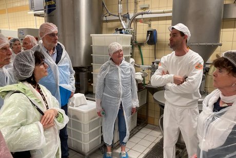 Von Sauerteig und Graubrot über Brötchen bis Torten - der Bäckermeister erläutert uns, wie von seinem Team täglich alles frisch hergestellt wird.