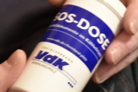 Der erste Vorsitzende, Herr Aschemann, stellt die SOS-Dose vor.