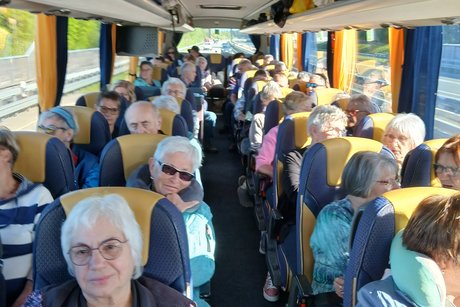 Reiseteilnehmer im Bus