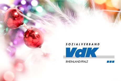 Weihnachtskugeln mit dem blauen VdK-Logo.