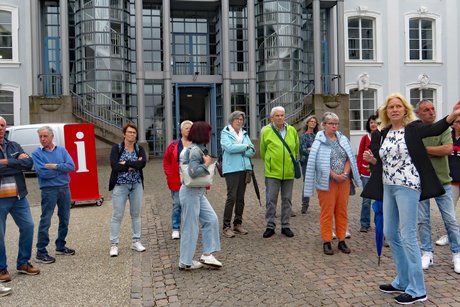 Unsere Fußgruppe am Schloß Saarbrücken