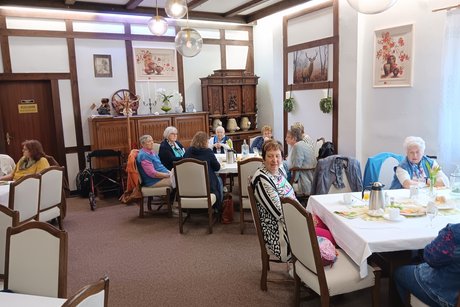 Glückliche Frauen beim Frühstück