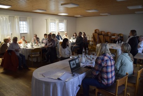Der Raum im &Uuml;berblick, Frau Illert (von hinten zu sehen) spricht