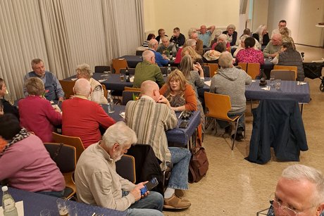 Viele VDK Mitglieder sitzen an gro&szlig;en Runden sch&ouml;n dekorierten Tischen