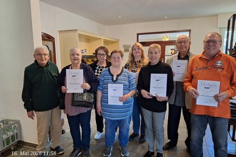 v.l.n.r.: Norbert Stephan (20 J.), Angelika Veit (20 J.), Irmgard Sommer (stellv. OV-Vorsitzende), Doris Frey (20 J.), Petra Tretter (20 J.), Gertraud Conrad (20 J.), Harald Hauck (30 J.) und Benno Schmitt (20 J.).