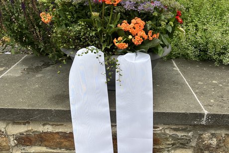 Blumenschale mit der Aufschrift Im Stillen Gedenken VdK Rheinland-Pfalz e.V.