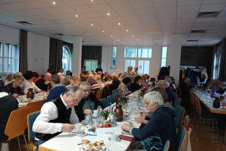 Die Mitglieder verzehren Kaffe und Kuchen