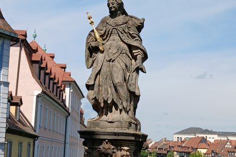 Kaiserin Kunigund Statue. Einzig erhalten gebliebene Figur von sechs der 1784 durch Hochwasser zerst&ouml;rt.