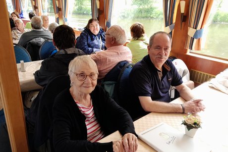 Personen auf dem Schiff
