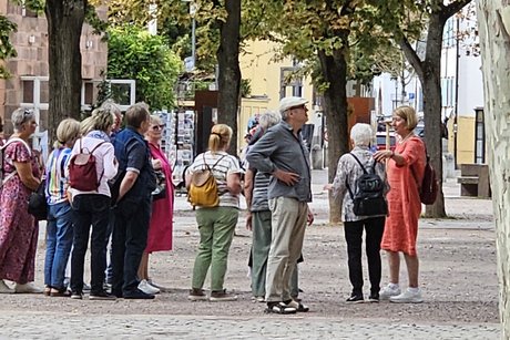 Impressionen aus Speyer Gruppe stehender Menschen