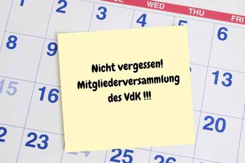 Ein Kalender mit einem Post-it, das an den Termin f&uuml;r die Mitgliederversammlung erinnert.