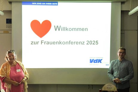 Frauenvertreterin Barbara Dalpke-Polka mit dem Dozenten C. Roth