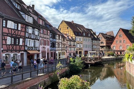 Gem&uuml;tlicher Bummel durch die malerischen Gassen der Altstadt von Colmar.