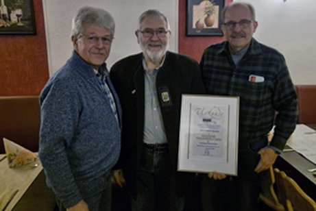 Auf dem Bild sieht man von links nach rechts, Andreas Artelt (1. Vorsitzender) den Jubilar Friedhelm Schneider, sowie der stv. Kreisverbandsvorsitzenden Karl-Erich Kl&ouml;ckner