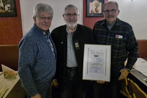 Auf dem Bild sieht man von links nach rechts, Andreas Artelt (1. Vorsitzender) den Jubilar Friedhelm Schneider, sowie der stv. Kreisverbandsvorsitzenden Karl-Erich Kl&ouml;ckner
