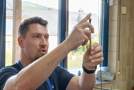 Wie der Rohstein behandelt wird. Bearbeitung von einem Rostein.