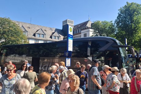 Menschen vor dem Bus
