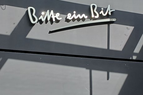 Der Slogan der Brauerei Logo der Brauerei Bitburg