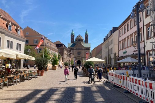 Maximilianstraße mit Blick auf den Dom