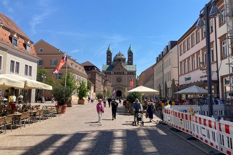 Maximilianstraße mit Blick auf den Dom
