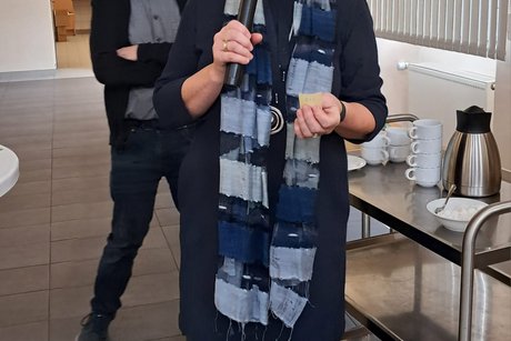 Margit gibt die Losnummer bekannt