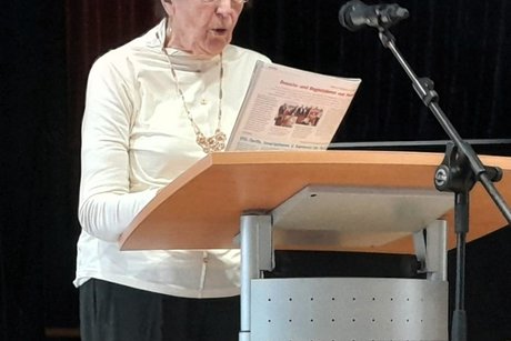 Frau Erika Haas aus Pleckhausen bei ihrem Vortrag.