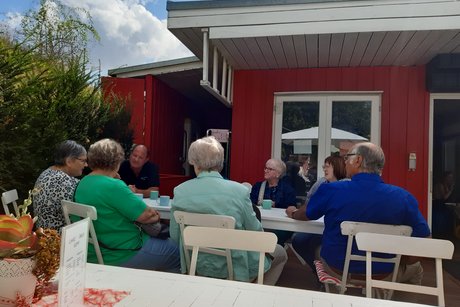 Kaffeepause am Haus Verkehrt