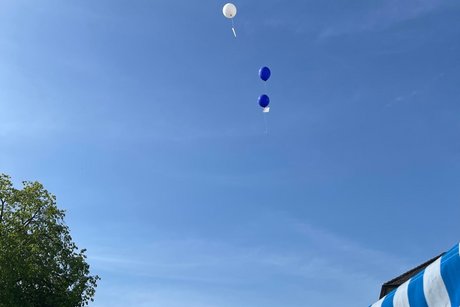 die ersten Ballone fliegen