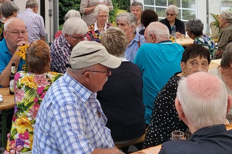 Gesellig war es beim Grillnachmittages des VdK-Ortsverbandes Horhausen-Oberlahr in Niedersteinebach