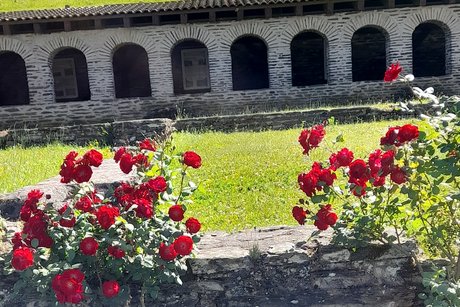 Teil der römischen Villa Teil der Villa mit Blumen im Vordergrund
