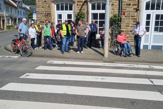 Alle Anwesende am Zebrastreifen Rathaus