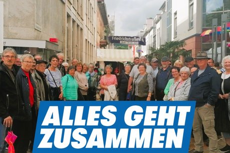 Mitglieder des VdK-Zerf mit dem Schriftzug "Alles geht zusammen"