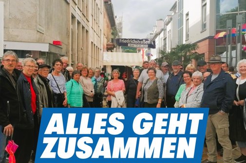 Mitglieder des VdK-Zerf mit dem Schriftzug "Alles geht zusammen"