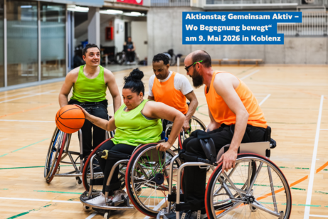 Frauen und M&auml;nner, die im Rollstuhl Basketball spielen.