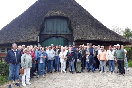 Das Bild zeigt die Reisegruppe vor einem historischen Gebäude