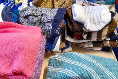 12 Frauen und ihr Ergebnis an Sricksachen